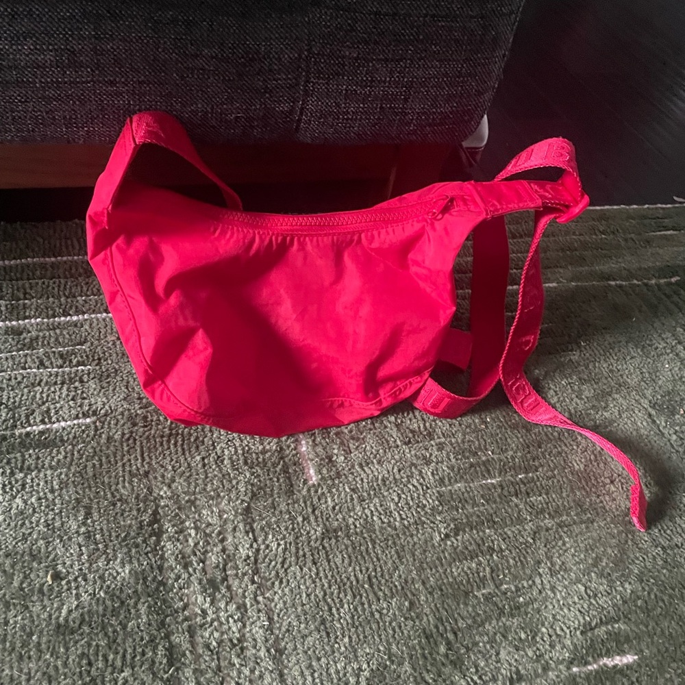 BAGGU Small Crossbody Bag in Vibrant Red